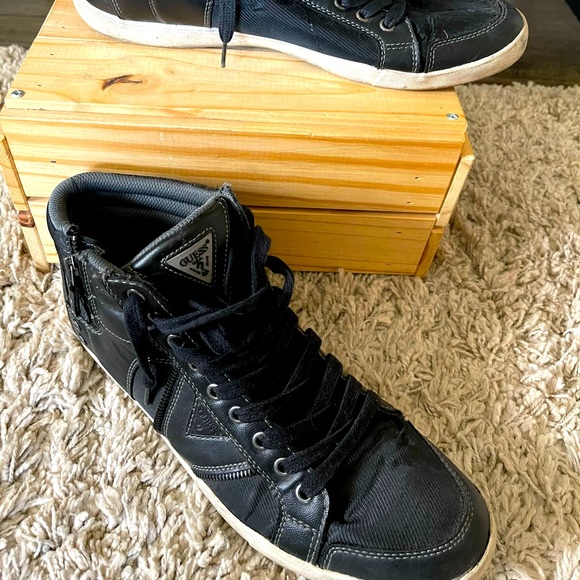 Guess Mens size 12 - Picture 2 of 4